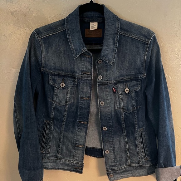 Levi’s Jean jacket with 2%elastane for a little stretch. Barely worn - Picture 2 of 6